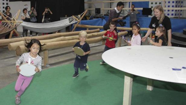 Kinder spielen mit Requisiten in einem Indoor-Spielbereich.