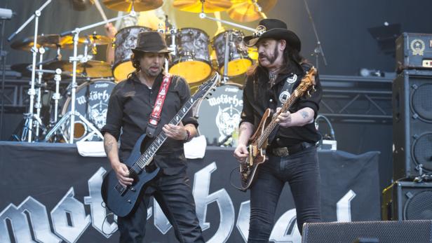 Wacken … Zwei Gitarristen der Band Motörhead treten auf einer Bühne auf.
