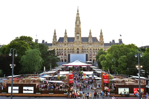 Das Wiener Rathaus dient als Kulisse für das Filmfestival vor einem großen Publikum.