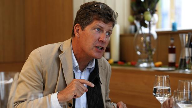 Ein Mann in einem Restaurant gestikuliert während eines Gesprächs.