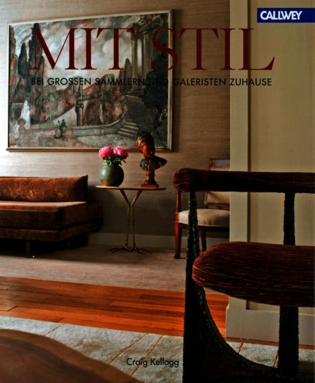 Craig Kellogg: „Mit Stil – Bei großen Sammlern und Galeristen Zuhause“ Callwey Verlag, € 61,70. Ein Wohnzimmer mit einem Gemälde, einem Sofa und einer Blumenvase auf einem Tisch.