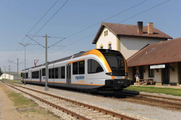 Ein Regiobahn-Zug steht am Bahnhof Ernstbrunn.