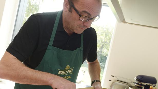 KurierHeidi Strobl kocht mit dem Autor Robert Menasse im Cataplana, einem portugiesischen Kupfertopf mit dicht schließendem Deckel und zwei Griffen. Am Herd mit Robert Menasse