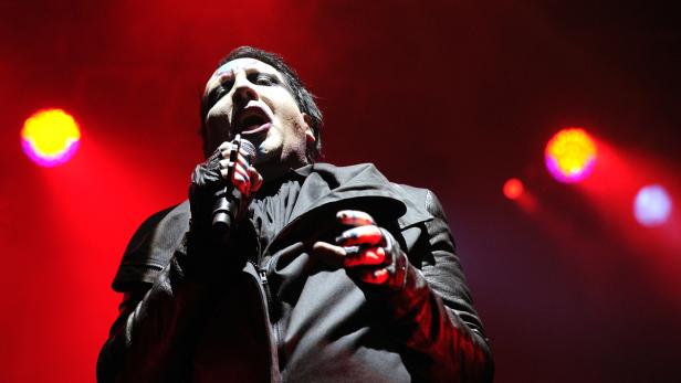 Marilyn Manson singt während eines Konzerts in ein Mikrofon.