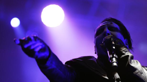 Marilyn Manson singt während eines Konzerts in ein Mikrofon.