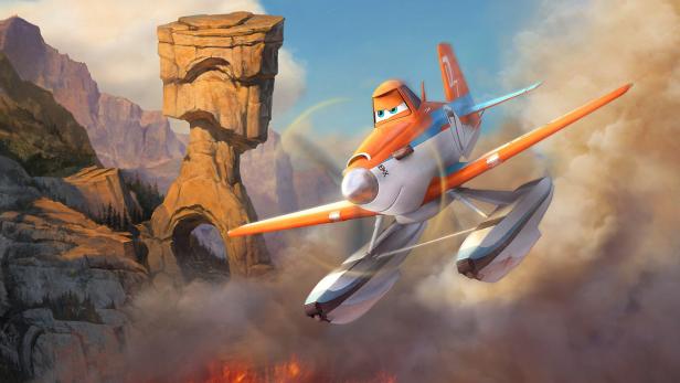 Das Flugzeug Dusty aus dem Film „Planes“ fliegt vor einer Felsformation.