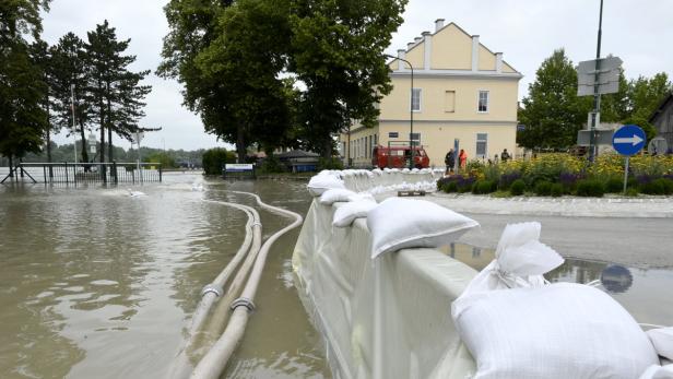 Hochwasser: Aufgeweichte Dämme in NÖ halten