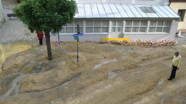 Hochwasser: Aufgeweichte Dämme in NÖ halten