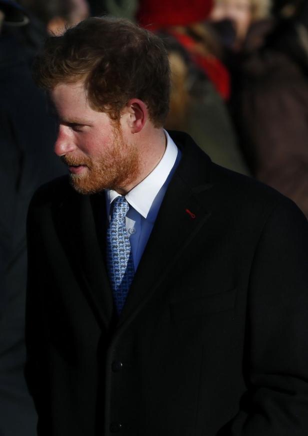 Prinz Harry in einem dunklen Mantel und einer gemusterten Krawatte.