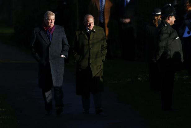 Prinz Andrew und Prinz Philip gehen zusammen spazieren.