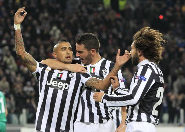 Jubelnde Fußballspieler von Juventus Turin in ihren Trikots.
