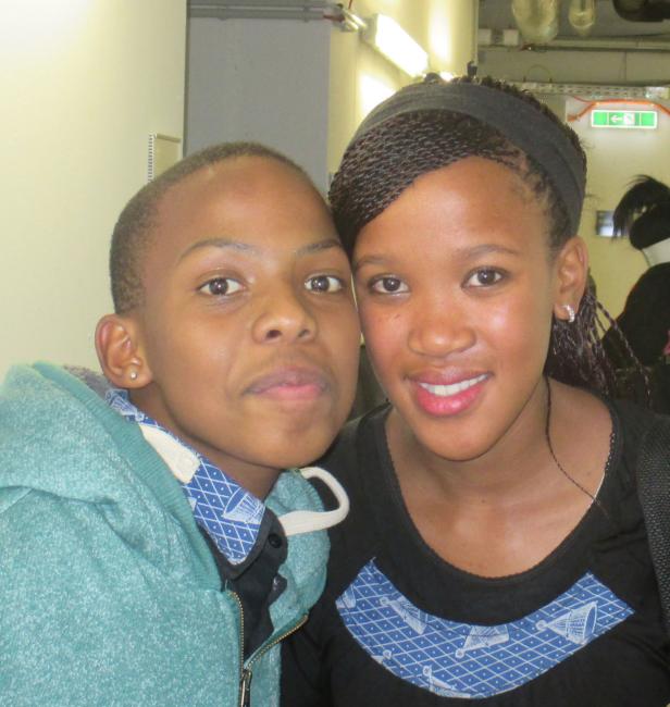 Ein junger Mann und eine junge Frau posieren für ein Foto.