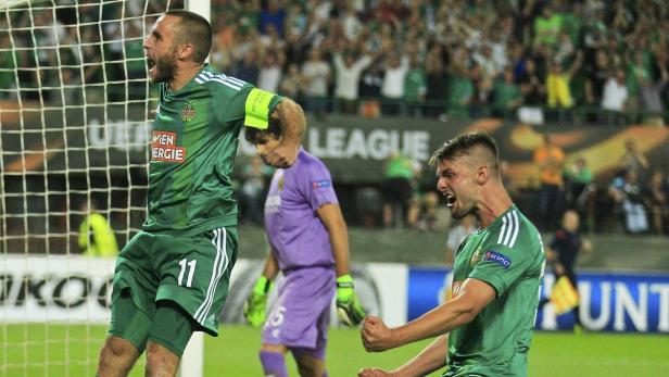Rapid Wien's Hofmann reacts with his teammate Pros