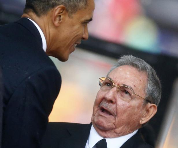 Kopie von U.S. President Obama greets Cuban President Castro Barack Obama im Gespräch mit Raúl Castro.