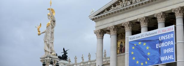 Das österreichische Parlament in Wien mit der Pallas-Athene-Statue und einem Wahlplakat.