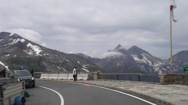 Die Großglockner Hochalpenstraße mit schneebedeckten Bergen im Hintergrund.