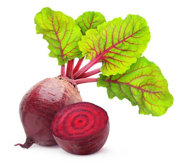 Fresh beetroot with leaves isolated on white… Eine ganze und eine halbe Rote Bete mit Blättern.