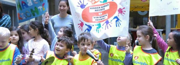 Eine Gruppe Kinder demonstriert mit Schildern für ihre Rechte.