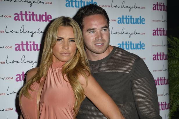Katie Price und Kieran Hayler posieren auf einer Veranstaltung vor einer Wand mit Logos.
