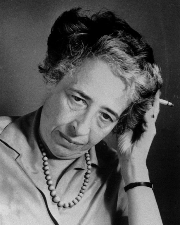 Hannah Arendt hält eine Zigarette in der Hand.