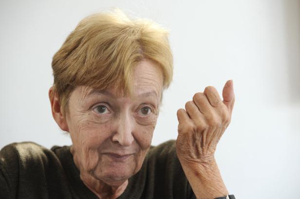 Eine ältere Frau mit blonden Haaren und einem freundlichen Gesichtsausdruck.