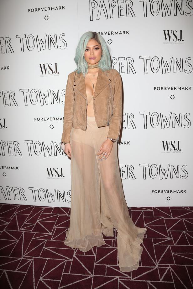 Kylie Jenner posiert auf einem Event für „Paper Towns“.