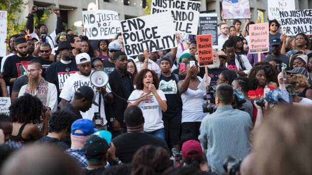 Schüsse bei Anti-Rassismus-Demo in Dallas: Fünf Polizisten getötet