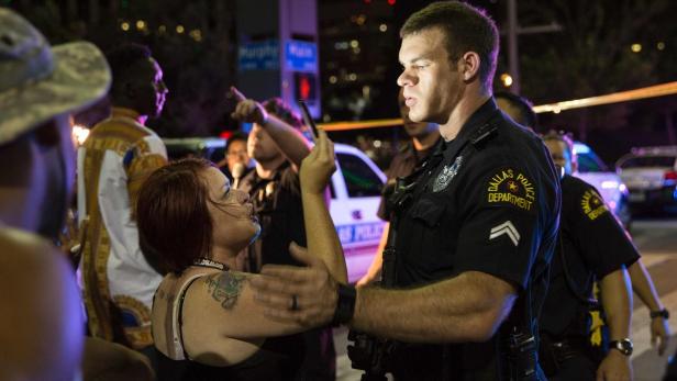 Schüsse bei Anti-Rassismus-Demo in Dallas: Fünf Polizisten getötet