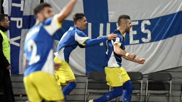 Valon Berisha (rechts) schrieb für den Kosovo Fußball-Geschichte.