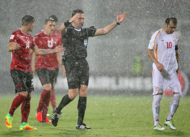 Schiedsrichter Hüseyin Gocek brach nach 77 Minuten ab.