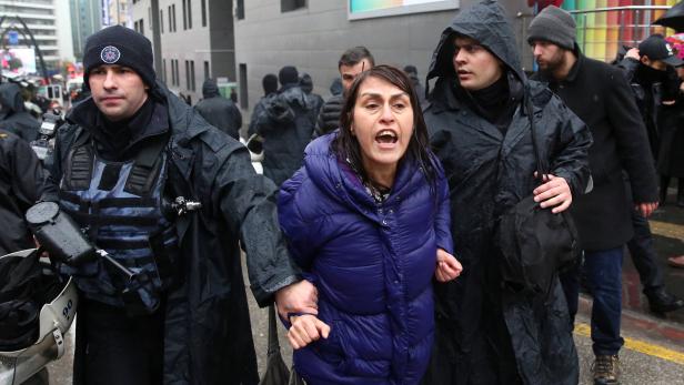 Frauendemo in Türkei mit Gewalt aufgelöst
