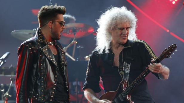 Adam Lambert und Brian May von Queen treten gemeinsam auf einer Bühne auf.