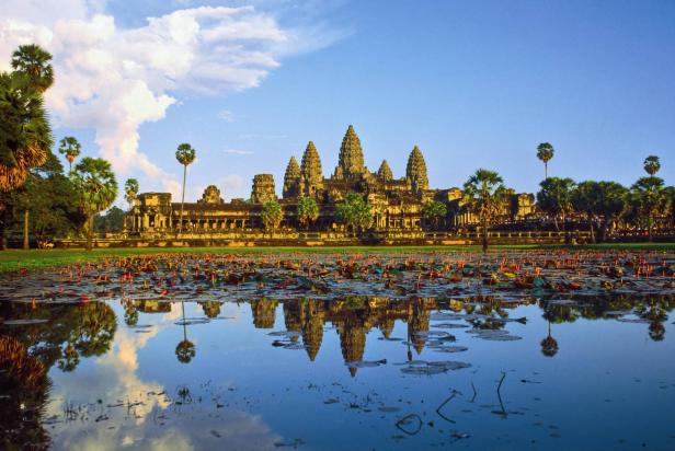 Der Tempel Angkor Wat in Kambodscha spiegelt sich im Wasser eines Teiches.