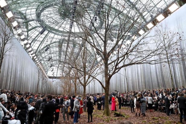 Lagerfeld muss Kritik für Wald-Show einstecken