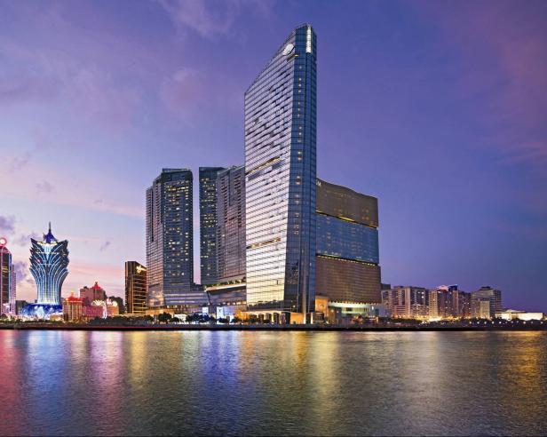 Die Skyline von Macau mit dem Grand Lisboa und dem MGM Cotai bei Dämmerung.