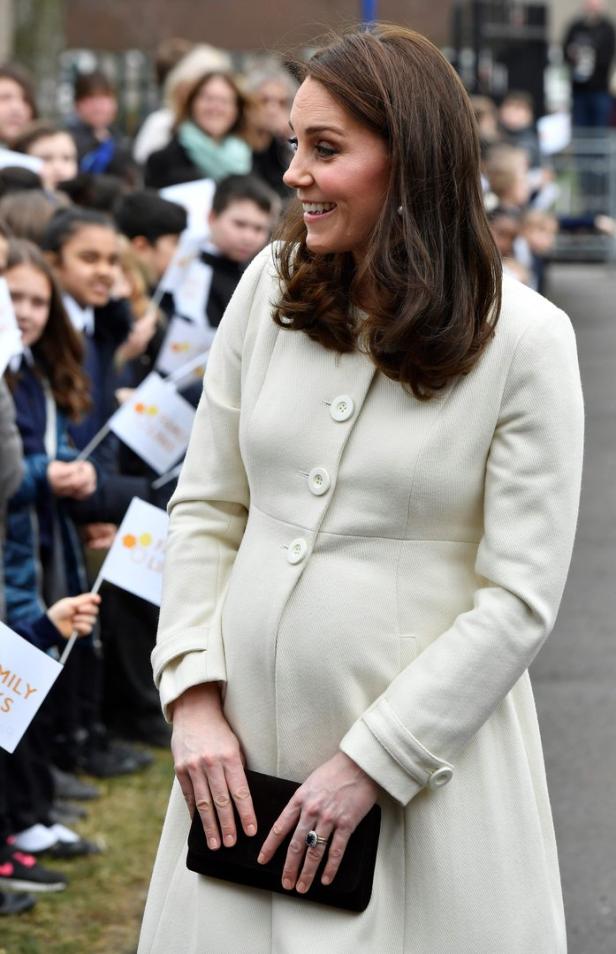 Große Babykugel: Kate hochschwanger bei Auftritt