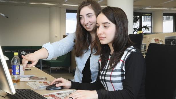 Teenager machen Zeitung: BHAK-Baden bekam Einblick in das Journalistenleben