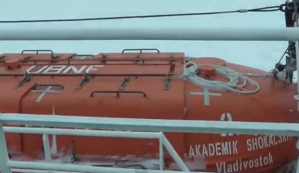 Ein orangefarbenes Rettungsboot mit der Aufschrift „Akademik Shokalskiy, Vladivostok“.