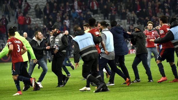 Fans stürmen in Lille Platz und attackieren Spieler