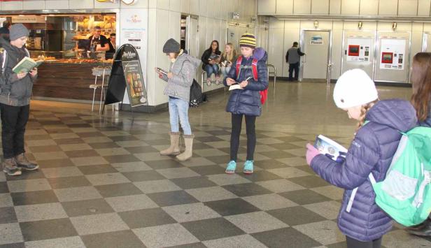 Lese-Flashmob in der Bahnhofshalle