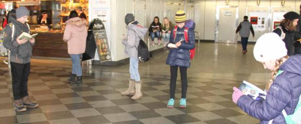 Lese-Flashmob in der Bahnhofshalle