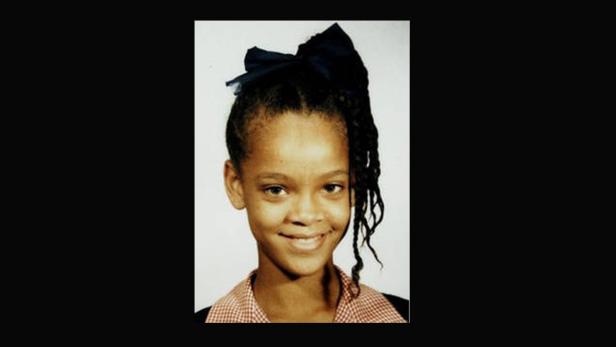 Ein Porträt der jungen Rihanna mit einer Schleife im Haar.