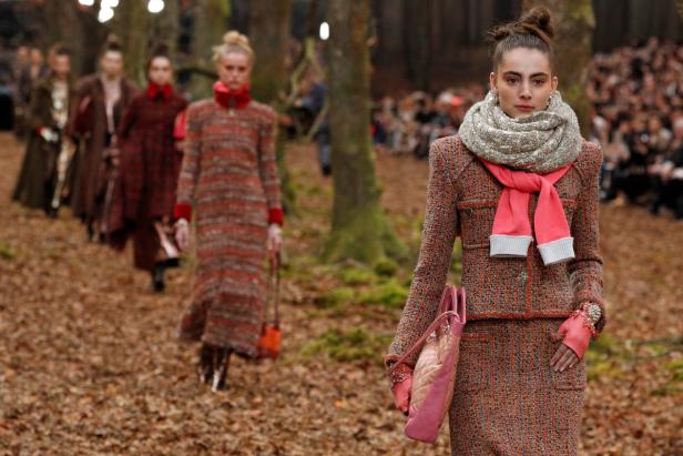Chanel: Lagerfeld erklärt XL-Schals zum Trend