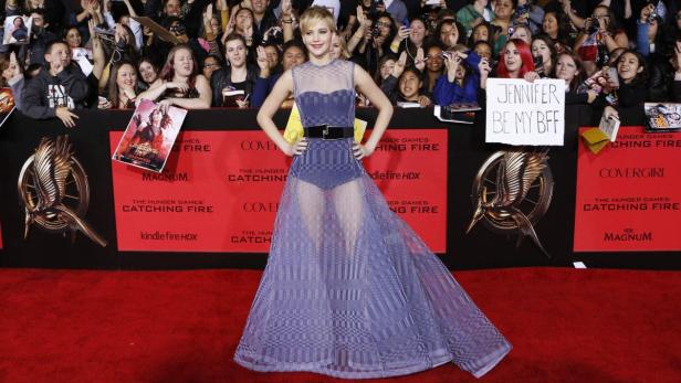 Jennifer Lawrence posiert auf dem roten Teppich bei der Premiere von „Die Tribute von Panem – Catching Fire“.