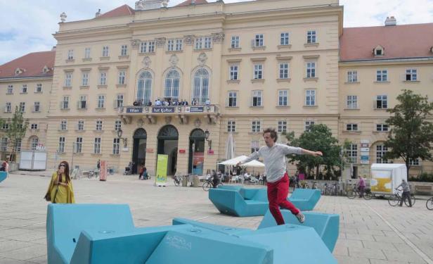 Tanzend und parkourend das MQ erkunden