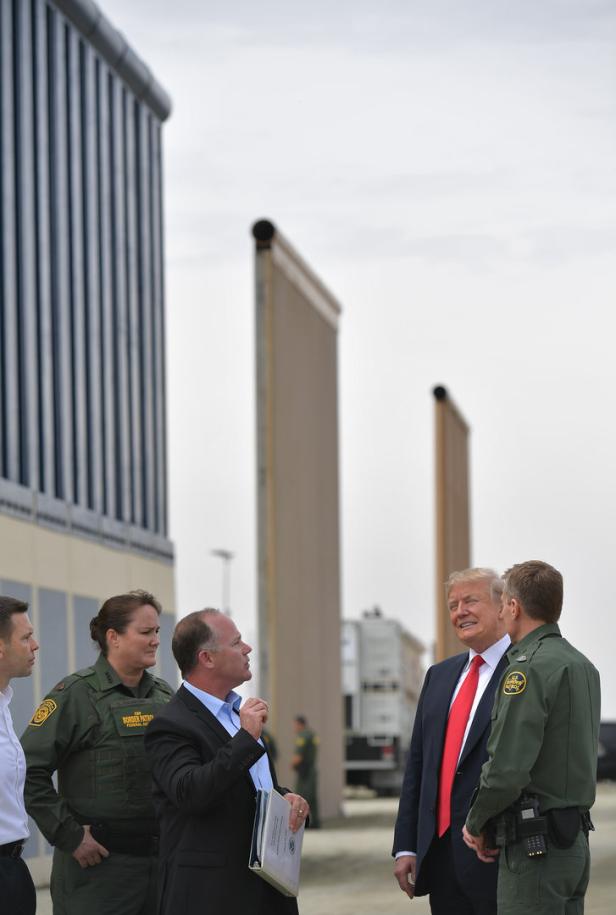 "Fantastisch": Trump besichtigt Prototypen seiner Mauer