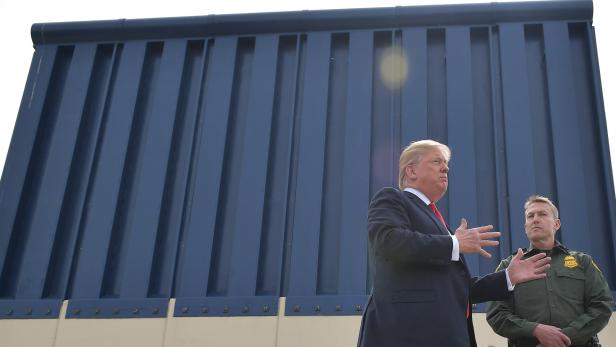 "Fantastisch": Trump besichtigt Prototypen seiner Mauer