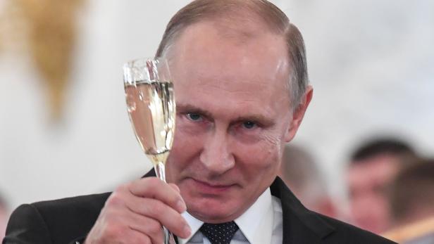 Zwischen Kriegsschiffen und Koalas: Putins Präsidentschaft in Bildern