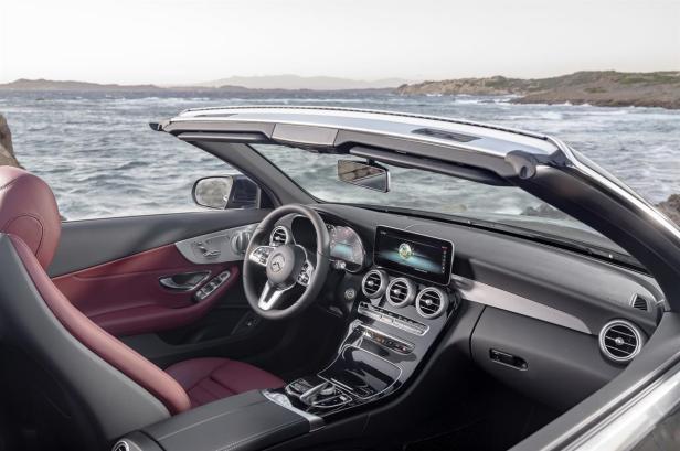 Innenansicht eines Mercedes-Benz Cabriolets mit Blick auf das Meer.