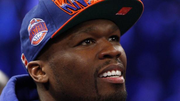 Nahaufnahme von 50 Cent mit einer Baseballkappe der New York Knicks.